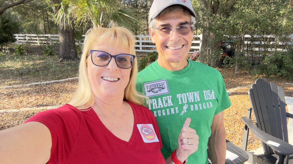 two people in red and green t-shirts